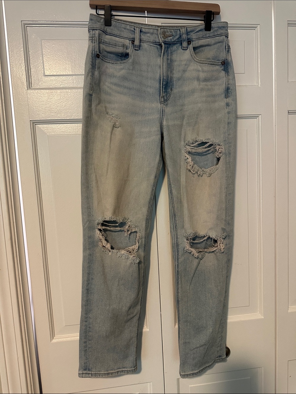 American Eagle Mom Straight Jean Light Wash